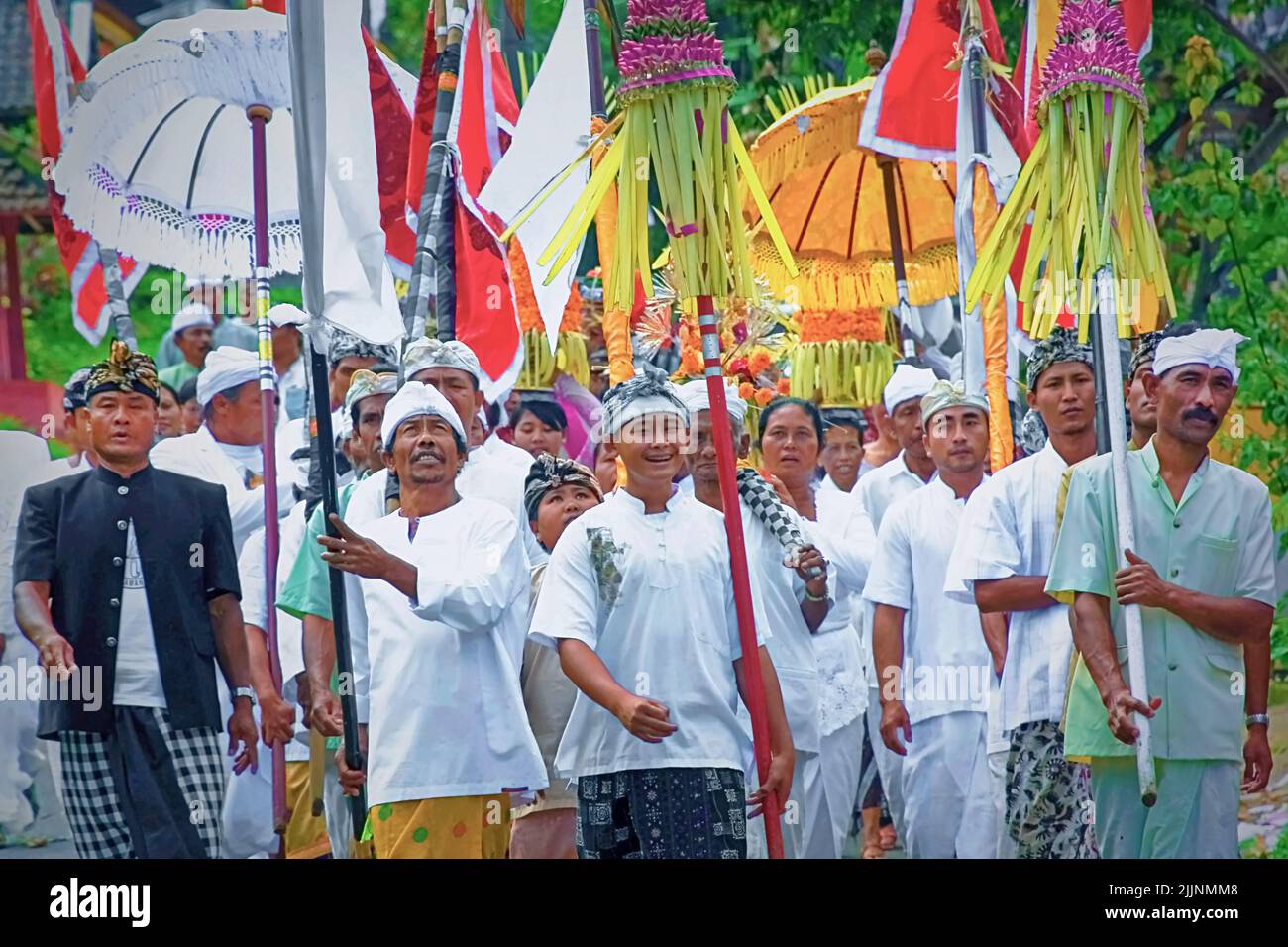Un gruppo di indù balinesi che svolgono una cerimonia per strada Foto Stock