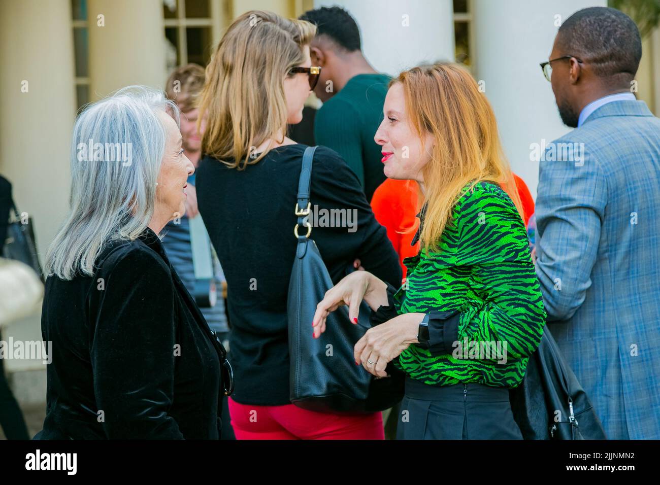 Gli ospiti VIP si mescolano a un evento sociale all'aperto Foto Stock