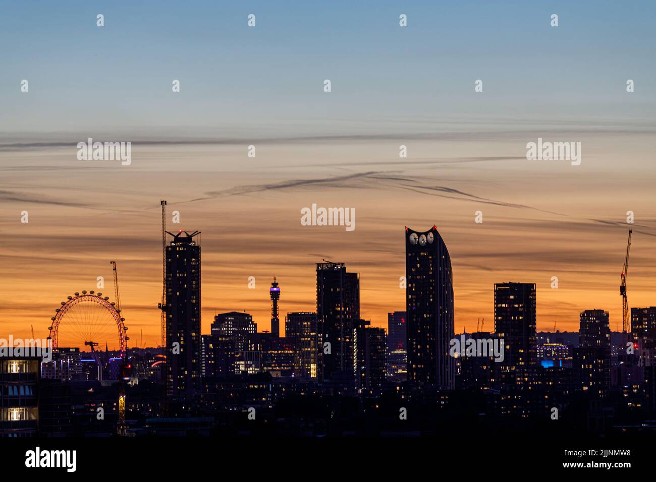 Una vista panoramica dello skyline dell'area dell'Elefante e del Castello, del London Eye e della BT Tower sullo sfondo al tramonto come visto dal Sud-Est Foto Stock