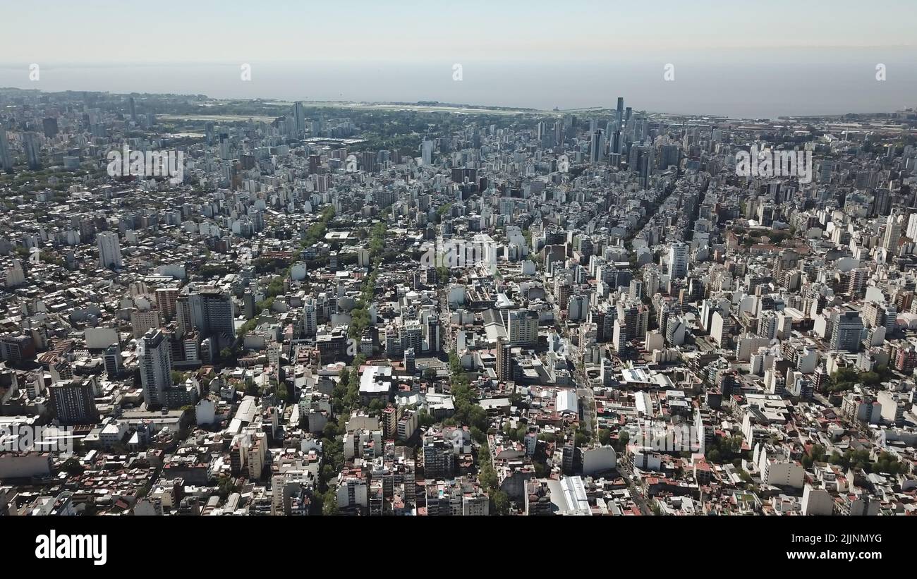 Scatto aereo generale fatto con il drone degli edifici della città di Buenos Aires Foto Stock