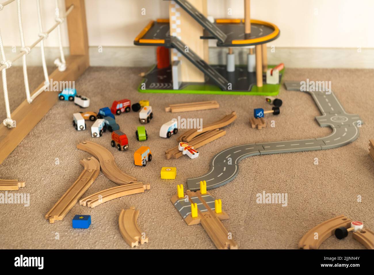 Un kit di costruzione stradale in legno sparso sul pavimento. Giochi per bambini. Foto Stock