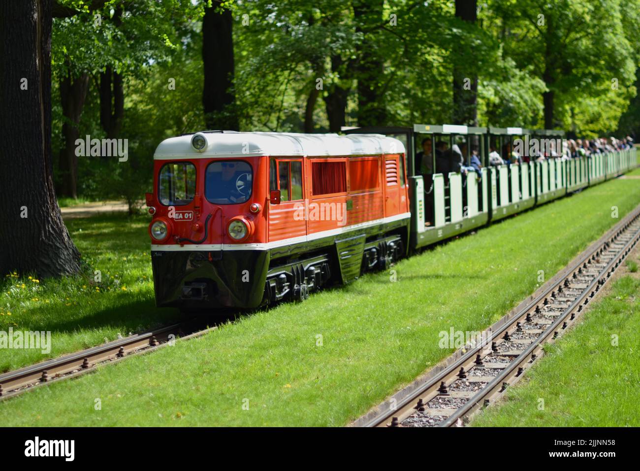 La ferrovia del Parco di Dresda nel Grand Garden in una giornata di sole Foto Stock