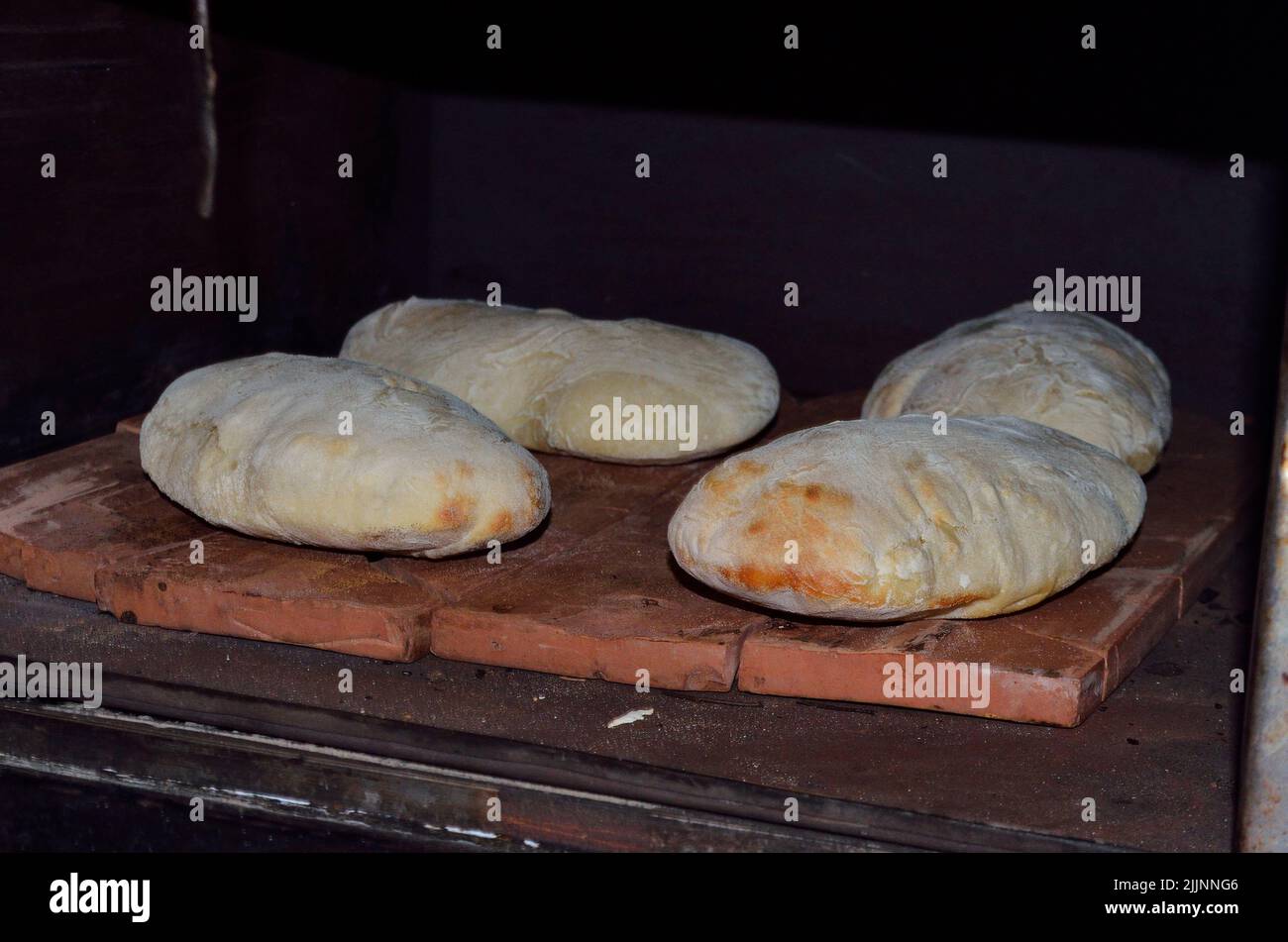 I quattro pita fatti in casa all'interno del forno Foto Stock