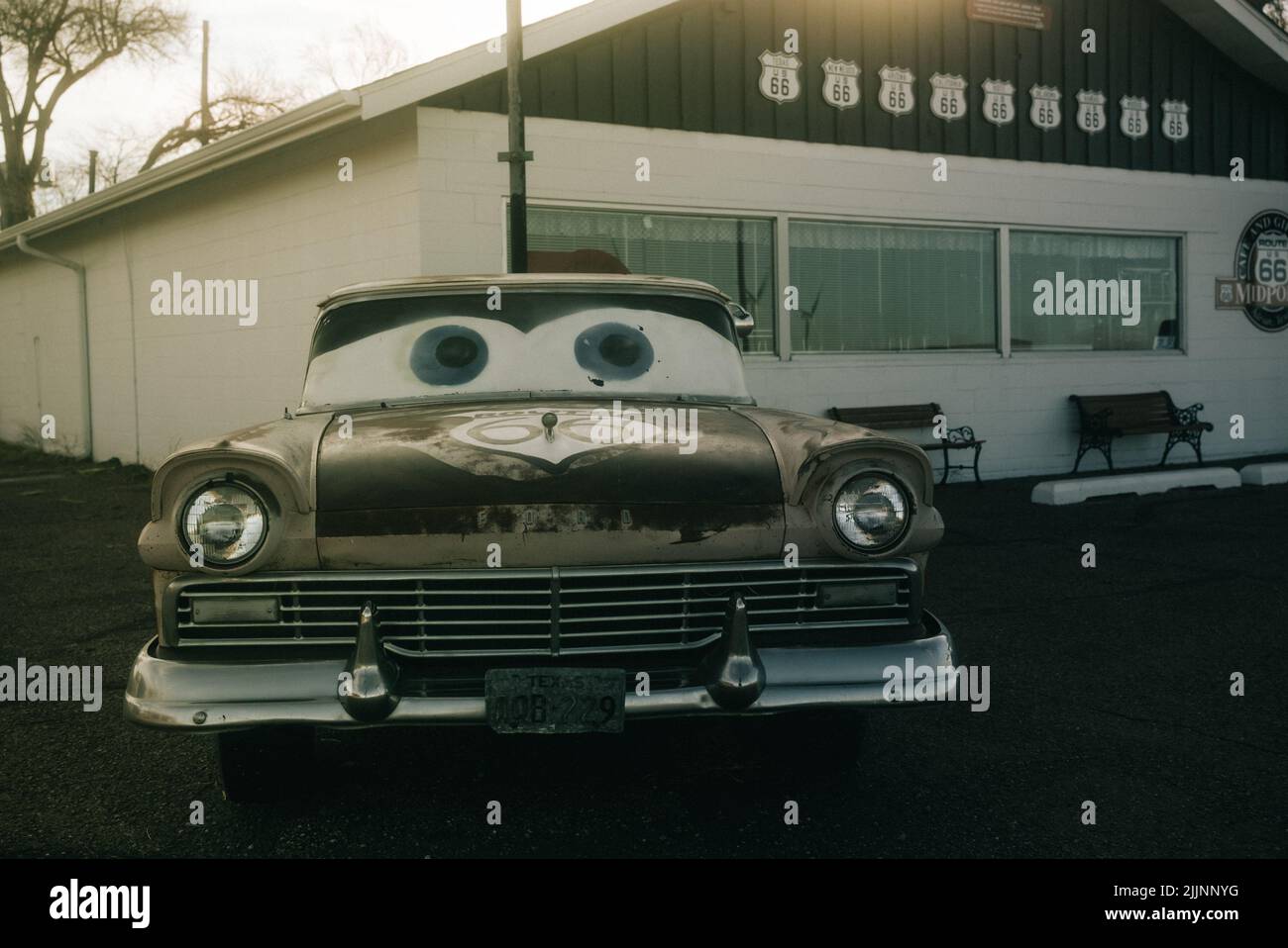 Una replica di un'auto da Auto parcheggiate di fronte al Midpoint Cafe, nel mezzo della Route 66 Foto Stock