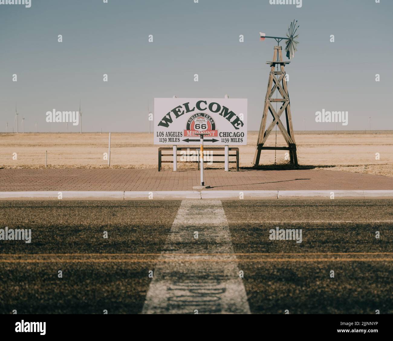 Il cartello turistico di Midpoint lungo l'autostrada Route 66 in una giornata di sole ad Adrian, Texas, USA Foto Stock