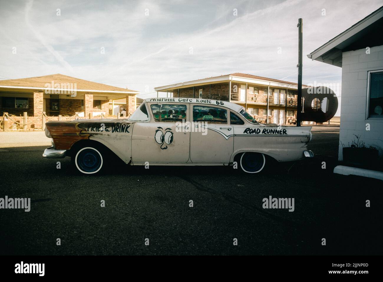 Un'esposizione di auto d'epoca fuori dal Midpoint Cafe, nel mezzo della Route 66 in Texas Foto Stock
