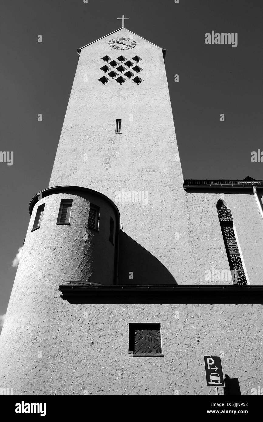 Una scala di grigi di una torre di orologio chiesa in una giornata di sole Foto Stock