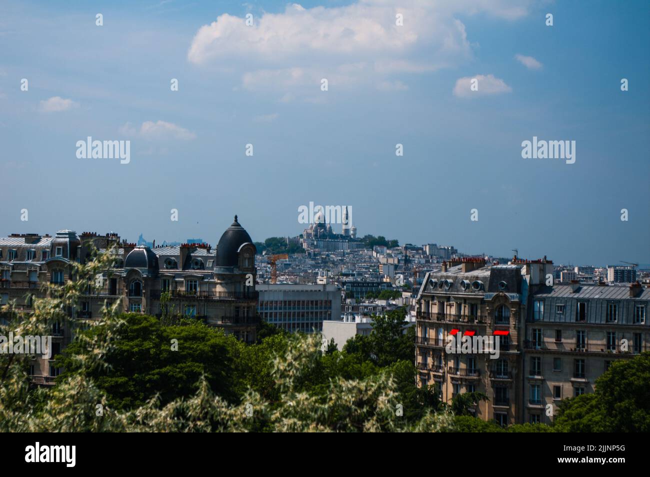 Il paesaggio urbano di Parigi con la Basilica del Sacro cuore di Parigi sullo sfondo Foto Stock