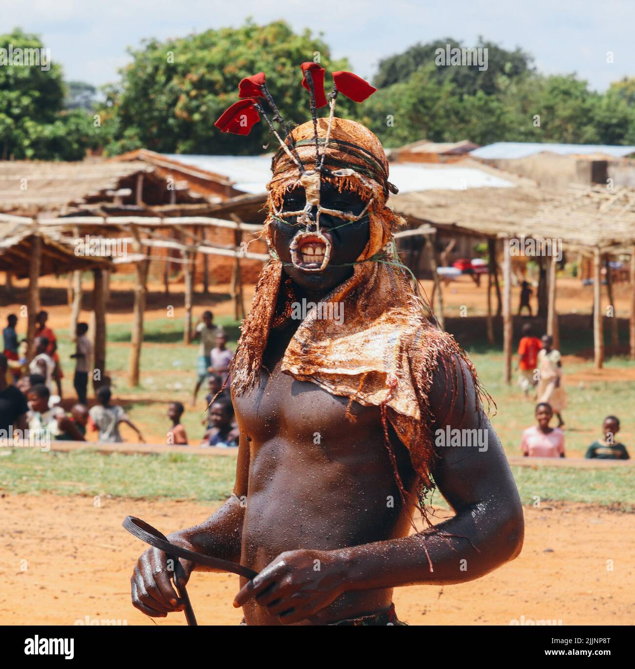 Un tradizionale ballerino malawiano in costume Foto Stock