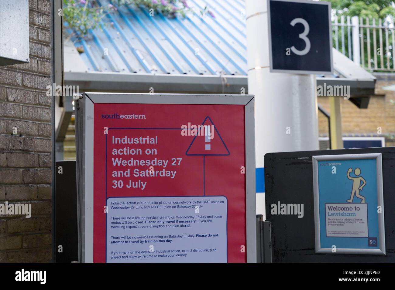 Londra UK, 27th luglio 2022. L'avviso di azione industriale presso la stazione ferroviaria sud-orientale di Lewisham è chiuso poiché più di 40.000 membri del sindacato RMT che lavora presso gli operatori ferroviari Network Rail among14 sono attualmente in sciopero in tutto il Regno Unito. Credit: Glosszoom/Alamy Live News Foto Stock