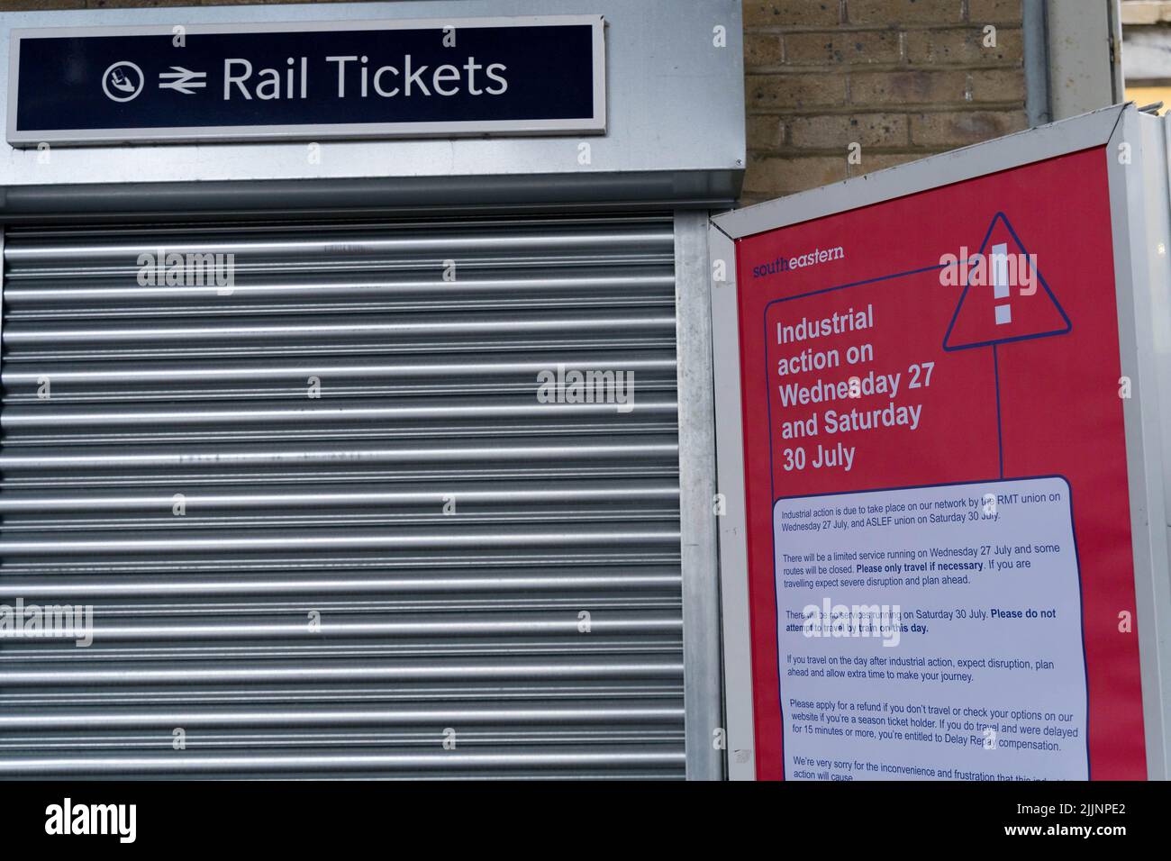 Londra UK, 27th luglio 2022. La stazione ferroviaria sud-orientale di Lewisham è chiusa poiché più di 40.000 membri del sindacato RMT che lavorano presso gli operatori ferroviari Network Rail among14 sono attualmente in sciopero in tutto il Regno Unito. Credit: Glosszoom/Alamy Live News Foto Stock