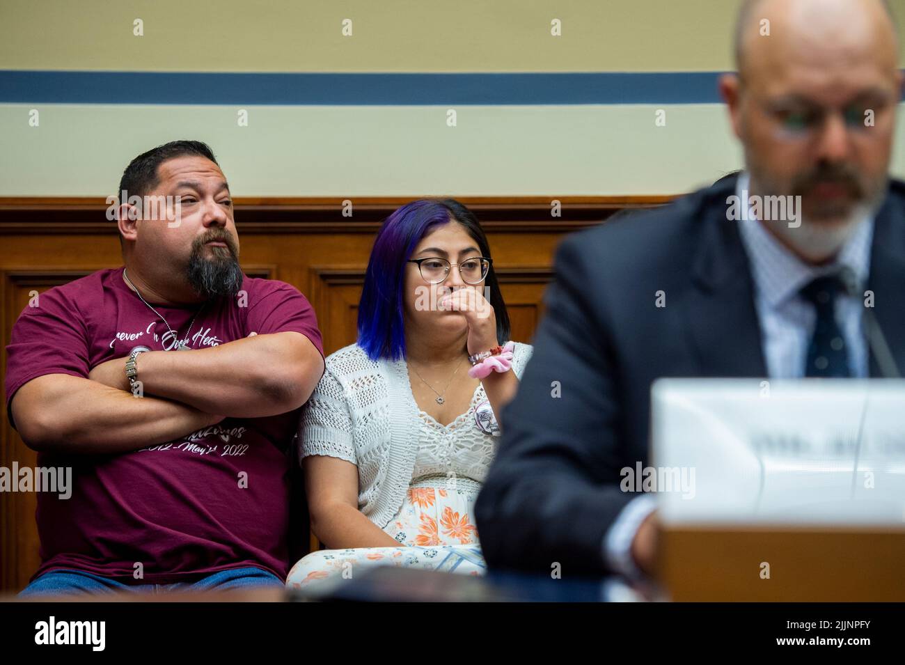 Washington, Stati Uniti d'America. 27th luglio 2022. Jazmin Cazares, il centro, la cui sorella di nove anni Jacklyn Cazares, era uno dei bambini uccisi da un cannoniere alla Robb Elementary School di Uvalde, Texas, è seduto accanto al padre Javier Cazares, a sinistra, Durante un’audizione della Camera Committee on Oversight and Reform “esaminare le pratiche e i profitti dei produttori di armi da fuoco” nell’edificio Rayburn House Office di Washington, DC, 27 luglio 2022. Credit: Rod Lammey/CNP/Sipa USA Credit: Sipa USA/Alamy Live News Foto Stock