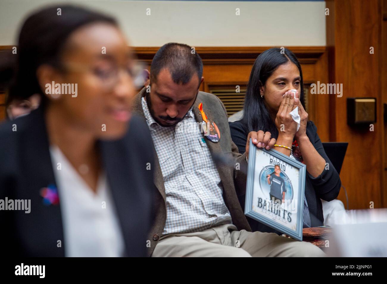 Washington, Stati Uniti d'America. 27th luglio 2022. Felix Rubio, centro, e Kimberly Rubio, a destra, la cui figlia Alexandria Rubio era uno dei bambini uccisi da un pistolero alla Robb Elementary School di Uvalde, Texas, ascoltare le osservazioni di Kelly Sampson, Senior Counsel e Direttore della Giustizia razziale Brady: United Against Gun violence, a sinistra, durante un’audizione della Camera Committee on Oversight and Reform “esaminering the Practices and profit of Gun Manufacturers” (Commissione per la supervisione e la riforma) nell’edificio Rayburn House Office di Washington, DC, 27 luglio 2022. Credit: Rod Lammey/CNP/Sipa USA Credit: Sipa USA/Alamy Live News Foto Stock