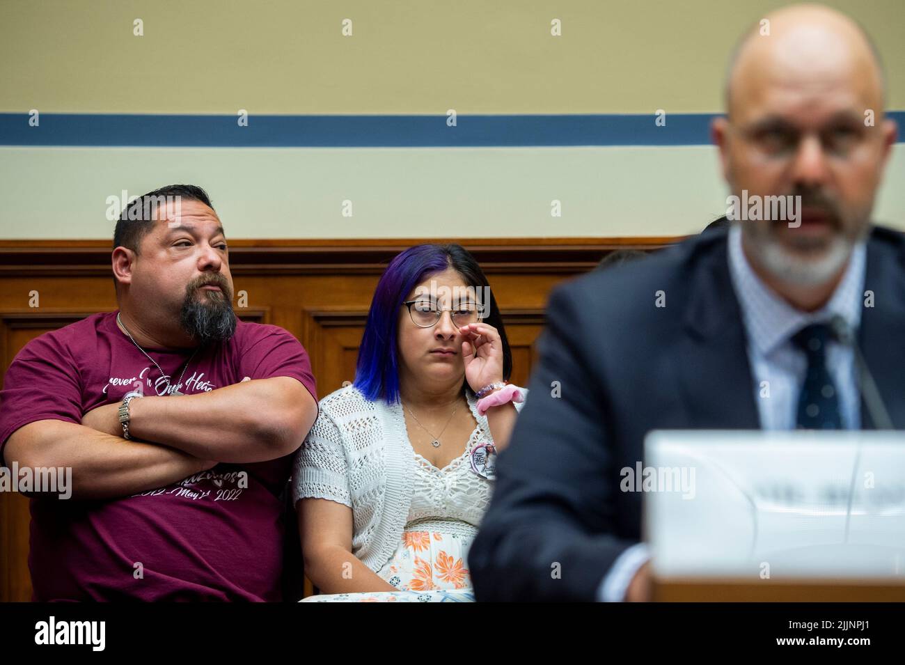 Washington, Stati Uniti d'America. 27th luglio 2022. Jazmin Cazares, il centro, la cui sorella di nove anni Jacklyn Cazares, era uno dei bambini uccisi da un cannoniere alla Robb Elementary School di Uvalde, Texas, è seduto accanto al padre Javier Cazares, a sinistra, Durante un’audizione della Camera Committee on Oversight and Reform “esaminare le pratiche e i profitti dei produttori di armi da fuoco” nell’edificio Rayburn House Office di Washington, DC, 27 luglio 2022. Credit: Rod Lammey/CNP/Sipa USA Credit: Sipa USA/Alamy Live News Foto Stock