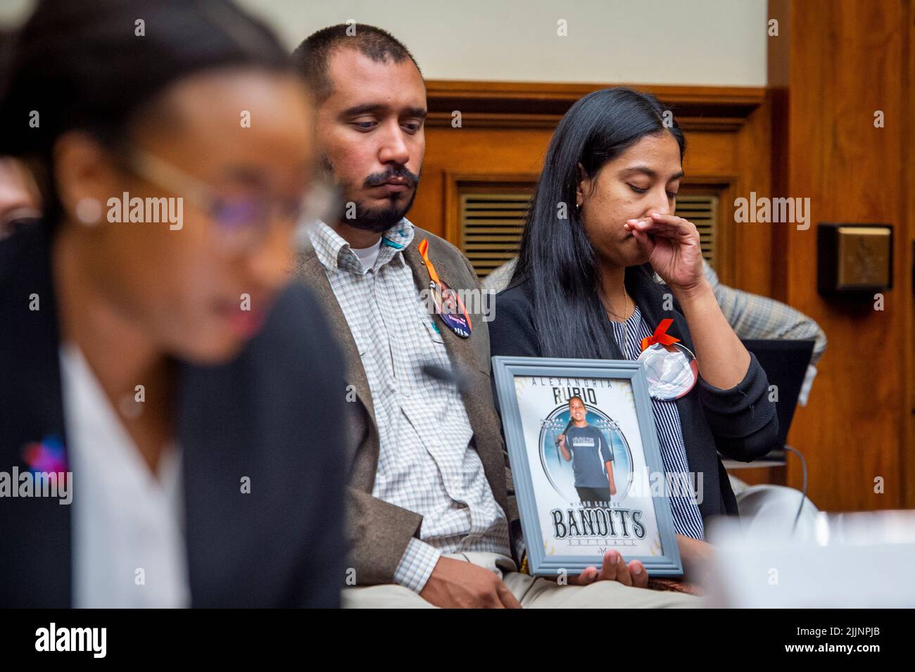 Washington, Stati Uniti d'America. 27th luglio 2022. Felix Rubio, centro, e Kimberly Rubio, a destra, la cui figlia Alexandria Rubio era uno dei bambini uccisi da un pistolero alla Robb Elementary School di Uvalde, Texas, ascoltare le osservazioni di Kelly Sampson, Senior Counsel e Direttore della Giustizia razziale Brady: United Against Gun violence, a sinistra, durante un’audizione della Camera Committee on Oversight and Reform “esaminering the Practices and profit of Gun Manufacturers” (Commissione per la supervisione e la riforma) nell’edificio Rayburn House Office di Washington, DC, 27 luglio 2022. Credit: Rod Lammey/CNP/Sipa USA Credit: Sipa USA/Alamy Live News Foto Stock