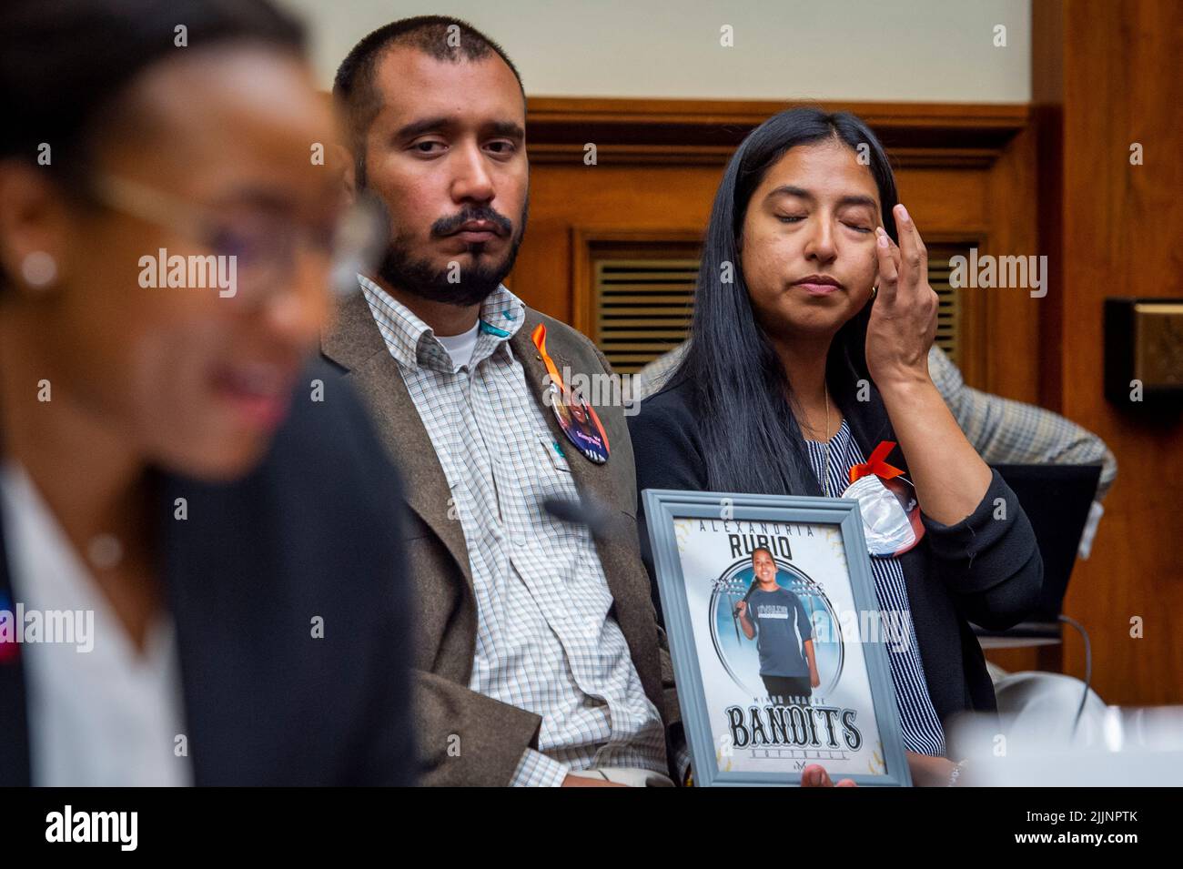 Washington, Stati Uniti d'America. 27th luglio 2022. Felix Rubio, centro, e Kimberly Rubio, a destra, la cui figlia Alexandria Rubio era uno dei bambini uccisi da un pistolero alla Robb Elementary School di Uvalde, Texas, ascoltare le osservazioni di Kelly Sampson, Senior Counsel e Direttore della Giustizia razziale Brady: United Against Gun violence, a sinistra, durante un’audizione della Camera Committee on Oversight and Reform “esaminering the Practices and profit of Gun Manufacturers” (Commissione per la supervisione e la riforma) nell’edificio Rayburn House Office di Washington, DC, 27 luglio 2022. Credit: Rod Lammey/CNP/Sipa USA Credit: Sipa USA/Alamy Live News Foto Stock