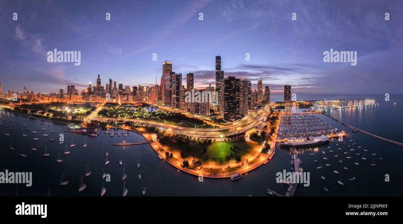 Vista aerea di Lake Shore Drive e paesaggio urbano al tramonto, Chicago, Illinois, Stati Uniti Foto Stock
