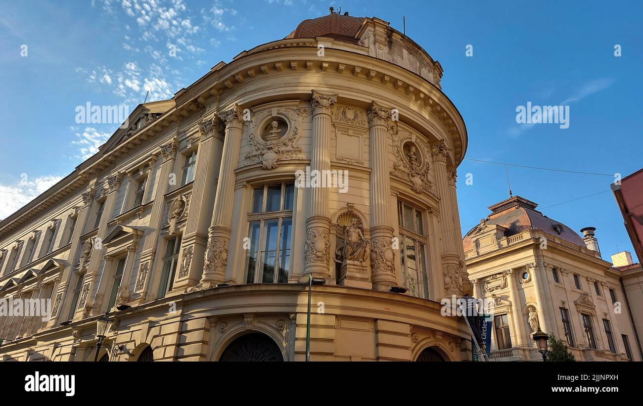 Un piccolo angolo di un edificio storico a Bucarest, Romania Foto Stock