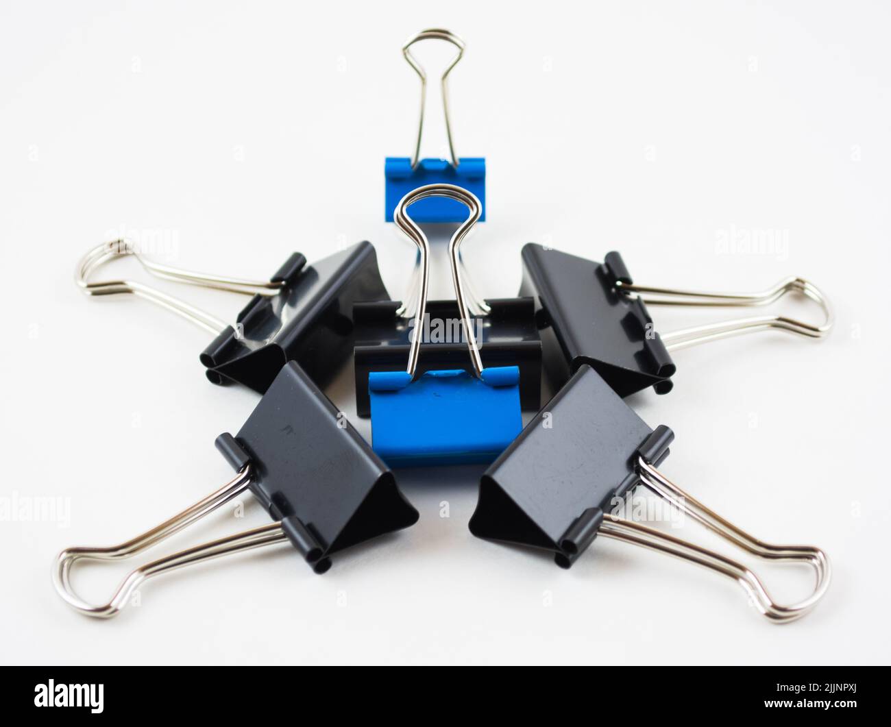 Un primo piano di graffette metalliche in carta, isolate su sfondo bianco Foto Stock