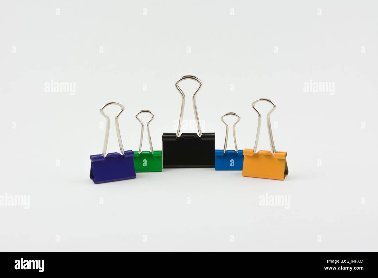 Un primo piano di graffette metalliche in carta, isolate su sfondo bianco Foto Stock
