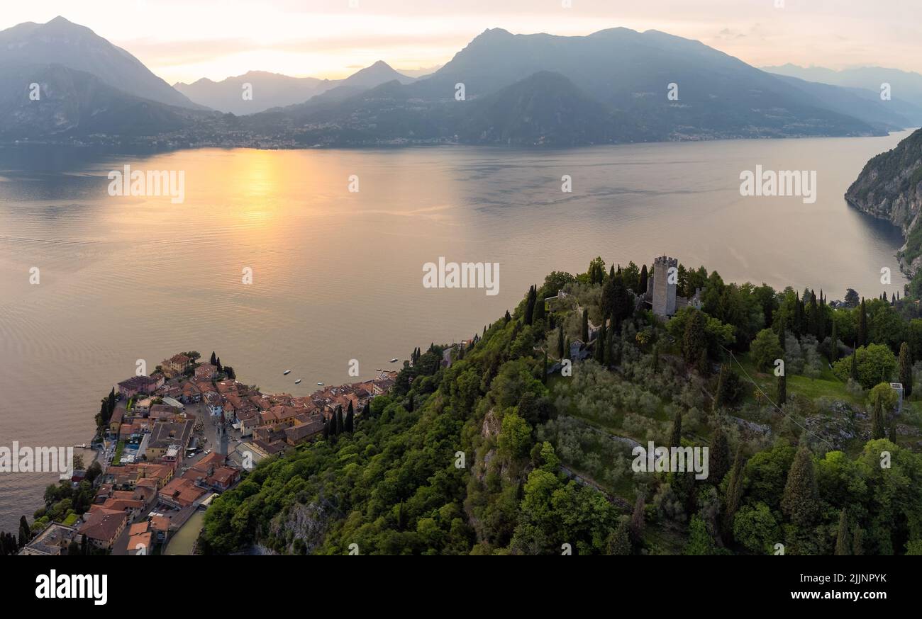 Veduta aerea del Lago di Como e villagescape dal Castello di Vezio al tramonto, Varenna, Lombardia, Italia Foto Stock