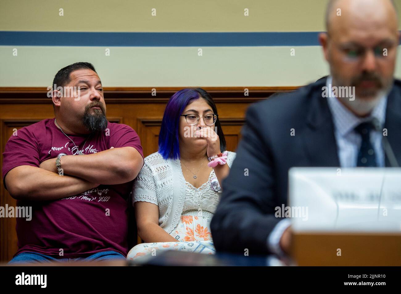 Washington, Vereinigte Staaten. 27th luglio 2022. Jazmin Cazares, il centro, la cui sorella di nove anni Jacklyn Cazares, era uno dei bambini uccisi da un cannoniere alla Robb Elementary School di Uvalde, Texas, è seduto accanto al padre Javier Cazares, a sinistra, Nel corso di un'audizione della Commissione per la supervisione e la riforma âExamining le pratiche e i profitti di Gun Manufacturersâ nel Rayburn House Office Building a Washington, DC, 27 luglio 2022. Credit: Rod Lammey/CNP/dpa/Alamy Live News Foto Stock