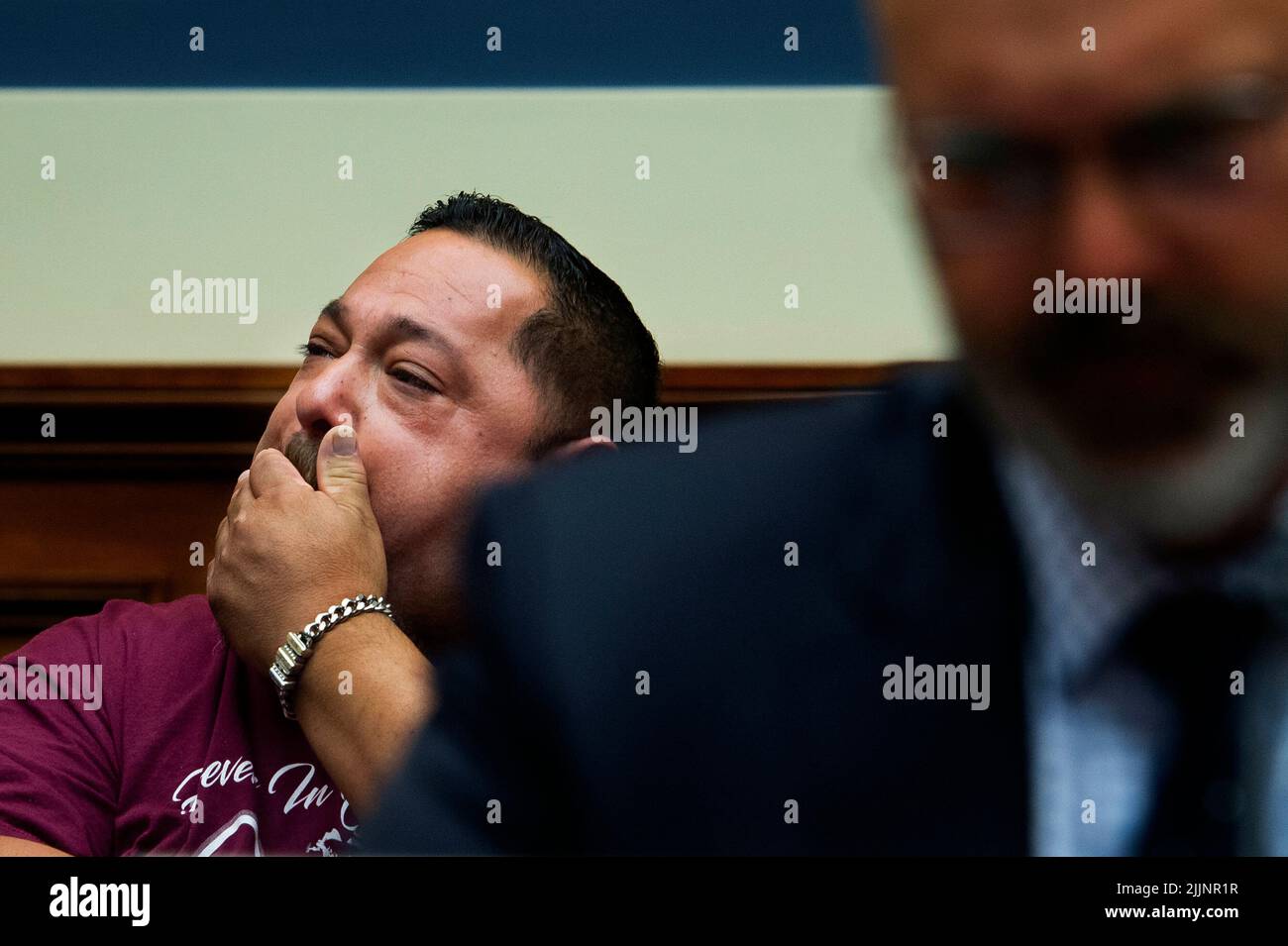 Javier Cazares, la cui figlia di nove anni, Jacklyn, era uno dei bambini uccisi da un cannoniere alla Robb Elementary School di Uvalde, Texas, Ascolta i testimoni durante un'audizione della House Committee on Oversight and Reform âExamining The Practices and profits of Gun Manufacturersâ nel Rayburn House Office Building di Washington, DC, 27 luglio 2022. Credito: Rod Lammey/CNP Foto Stock