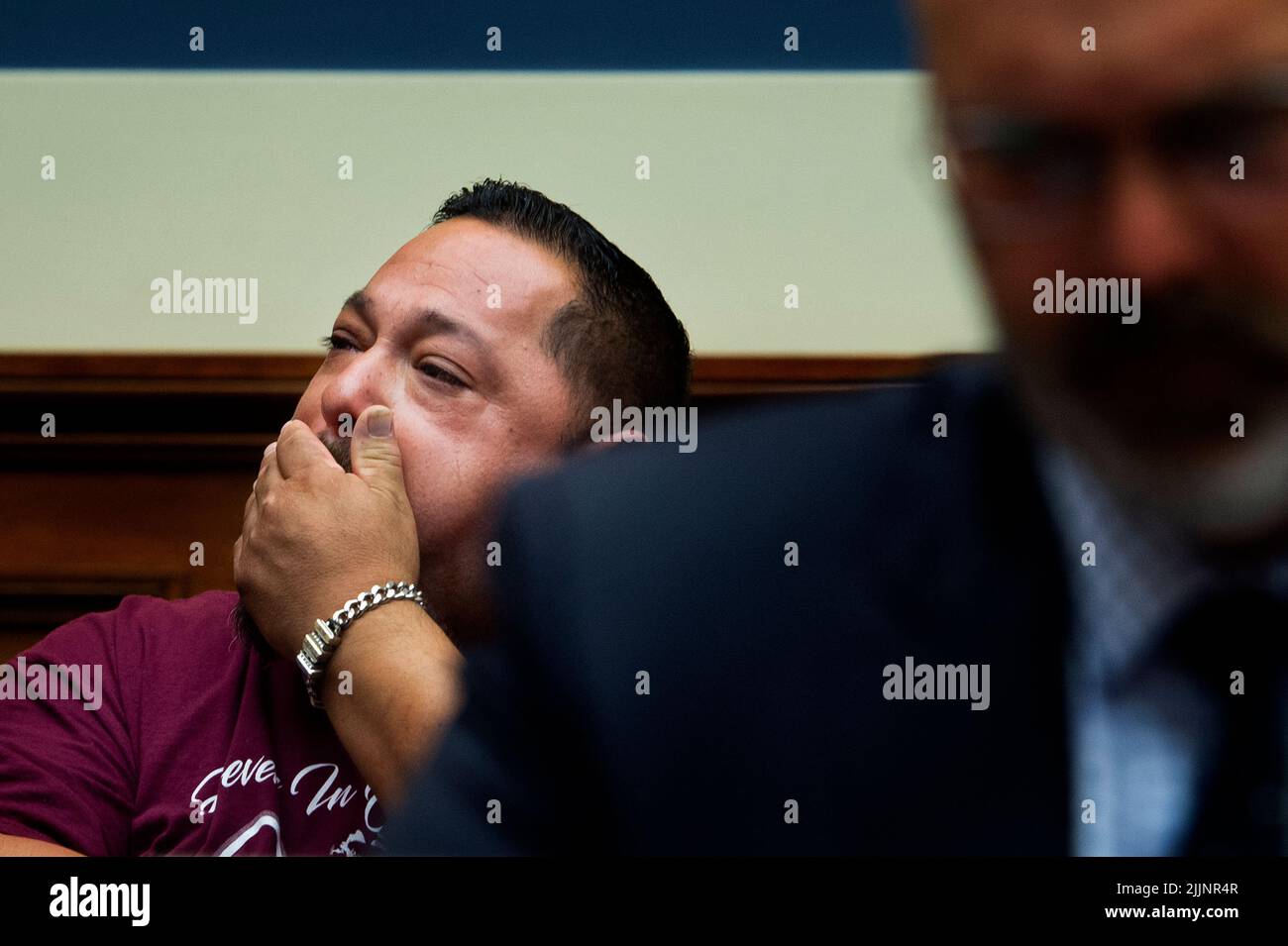 Washington, Stati Uniti d'America. 27th luglio 2022. Javier Cazares, la cui figlia di nove anni, Jacklyn, era uno dei bambini uccisi da un cannoniere alla Robb Elementary School di Uvalde, Texas, Ascolta i testimoni durante un'audizione della House Committee on Oversight and Reform "esaminare le pratiche e i profitti dei produttori di Gun" nell'edificio Rayburn House Office di Washington, DC, 27 luglio 2022. Credit: Rod Lammey/CNP/Sipa USA Credit: Sipa USA/Alamy Live News Foto Stock