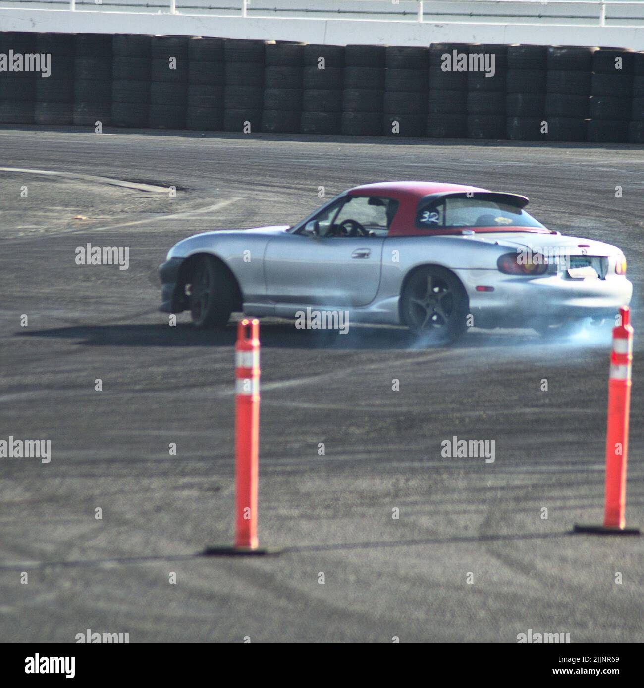 Un'impressionante Mitsubishi miata che si secca di fumo Foto Stock