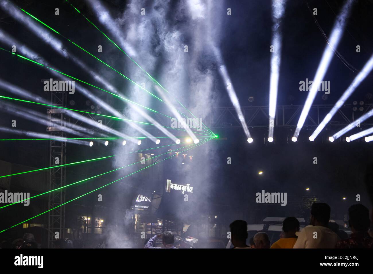 Un primo piano di persone che ballano in uno spettacolo di luci laser a Pune Foto Stock