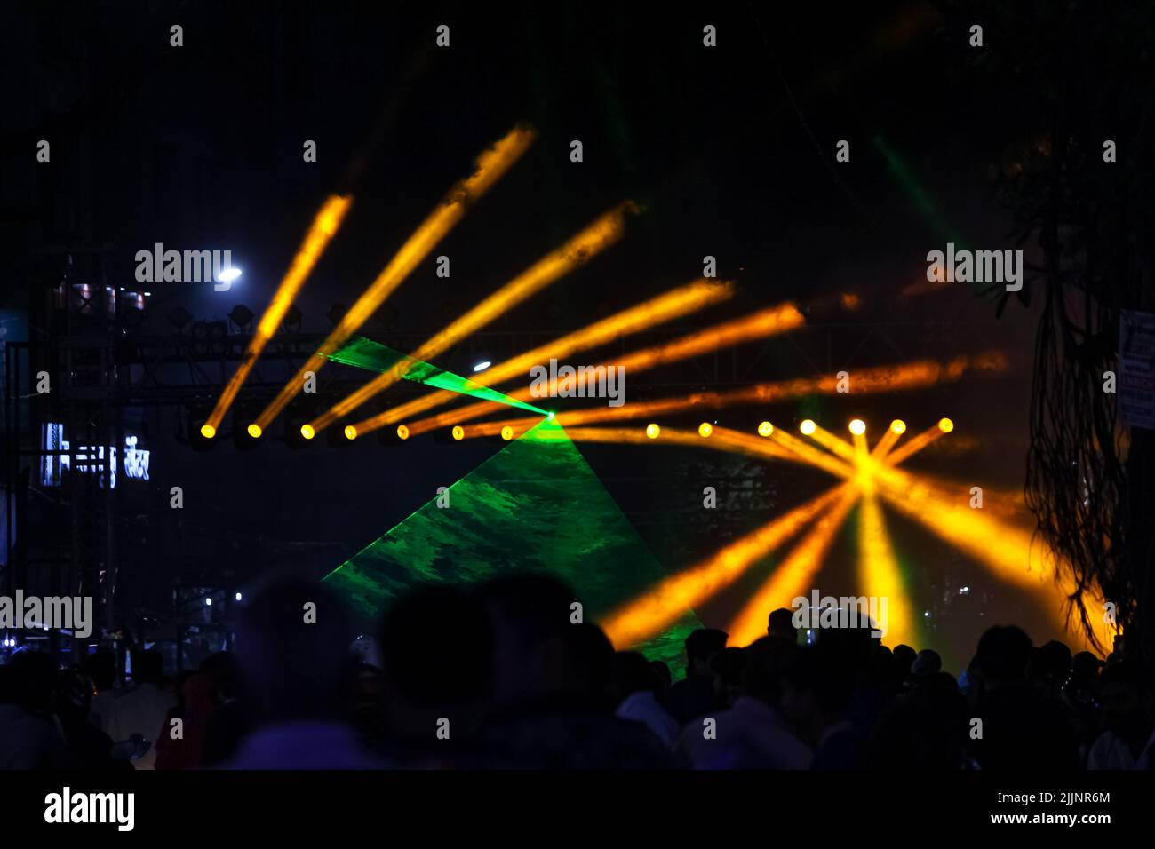 Un primo piano di persone che ballano in uno spettacolo di luci laser a Pune Foto Stock