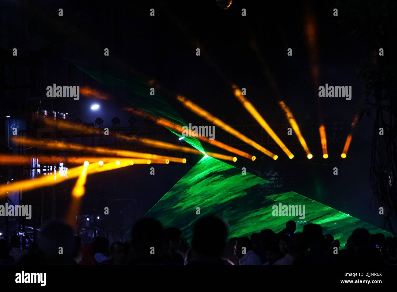 Un primo piano di persone che ballano in uno spettacolo di luci laser a Pune Foto Stock