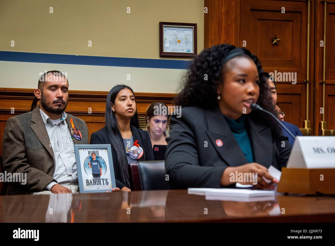 Washington, Stati Uniti d'America. 27th luglio 2022. Felix Rubio, a sinistra, e Kimberly Rubio, centro, la cui figlia Alexandria Rubio era uno dei bambini uccisi da un uomo da armi alla Robb Elementary School di Uvalde, Texas, ascoltare le osservazioni di Antonia Okafor, Direttore Nazionale dell'Outreach delle Donne a Gun Owners of America, destra, Durante un’audizione della Camera Committee on Oversight and Reform “esaminare le pratiche e i profitti dei produttori di armi da fuoco” nell’edificio Rayburn House Office di Washington, DC, 27 luglio 2022. Credit: Rod Lammey/CNP/Sipa USA Credit: Sipa USA/Alamy Live News Foto Stock