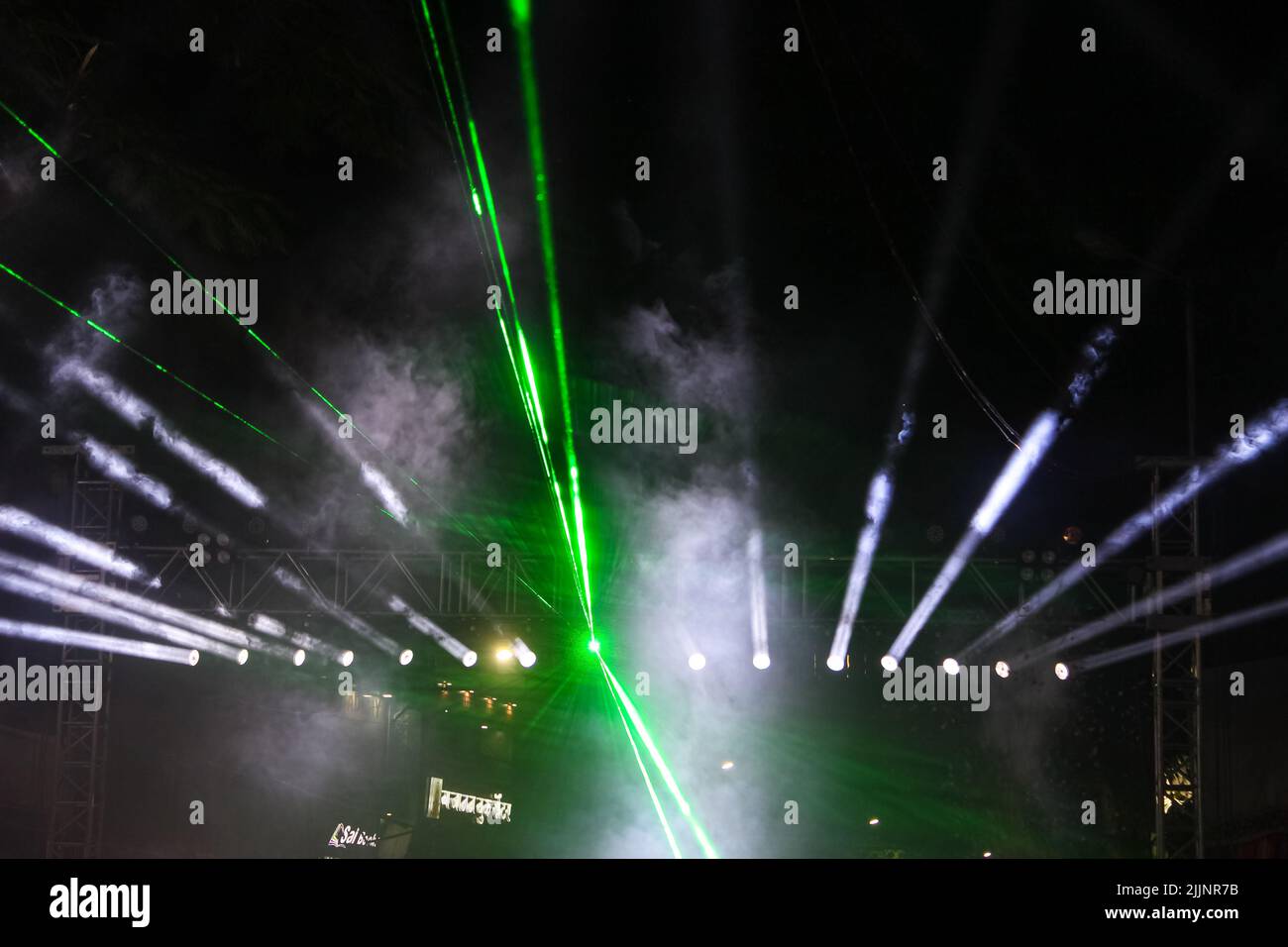 Un primo piano di persone che ballano al laser uno spettacolo di luci a Pune Foto Stock