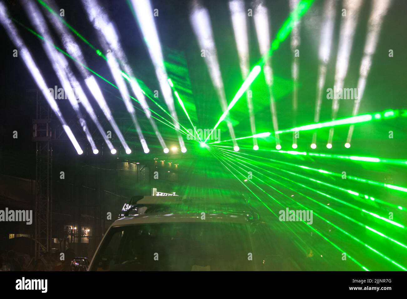 Un primo piano di persone che ballano in uno spettacolo di luci laser a Pune Foto Stock