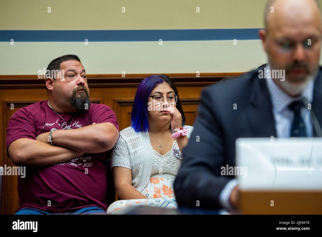 Washington, Stati Uniti d'America. 27th luglio 2022. Jazmin Cazares, il centro, la cui sorella di nove anni Jacklyn Cazares, era uno dei bambini uccisi da un cannoniere alla Robb Elementary School di Uvalde, Texas, è seduto accanto al padre Javier Cazares, a sinistra, Durante un’audizione della Camera Committee on Oversight and Reform “esaminare le pratiche e i profitti dei produttori di armi da fuoco” nell’edificio Rayburn House Office di Washington, DC, 27 luglio 2022. Credit: Rod Lammey/CNP/Sipa USA Credit: Sipa USA/Alamy Live News Foto Stock