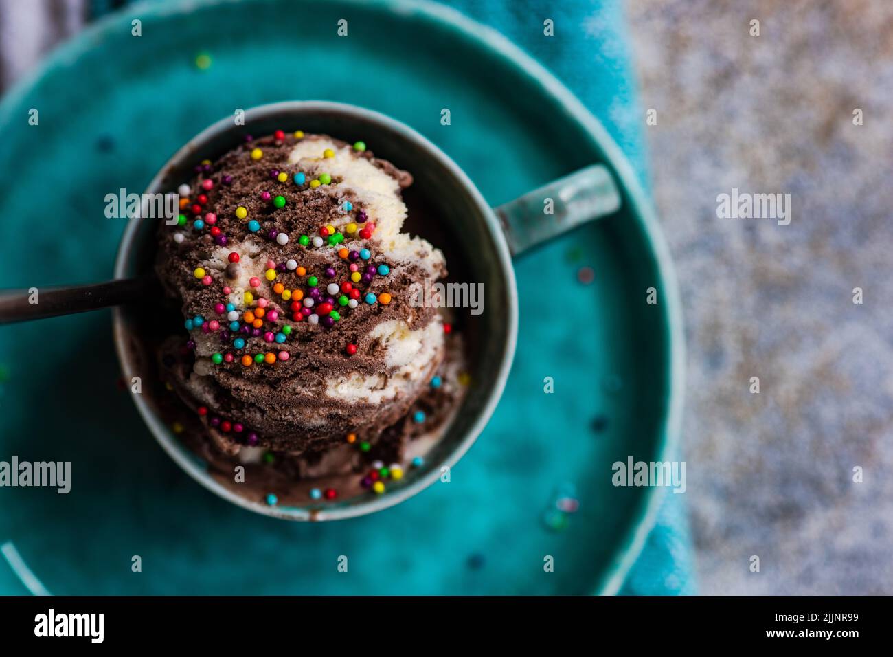 Vista dall'alto del gelato al cioccolato fatto in casa con spolverini Foto Stock