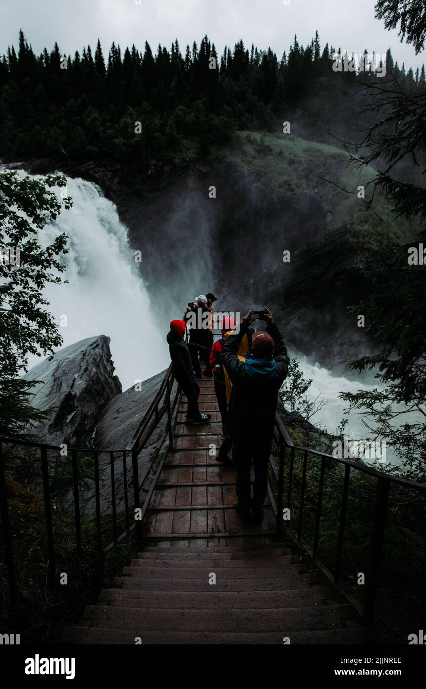 Il grande punto di riferimento e la cascata più alta nel nord della Svezia Foto Stock