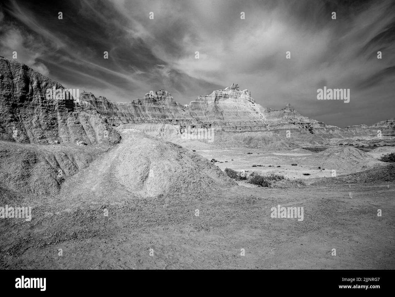 Un colpo bianco e nero di formazioni geologiche in un'area deserta nel South Dakota Foto Stock