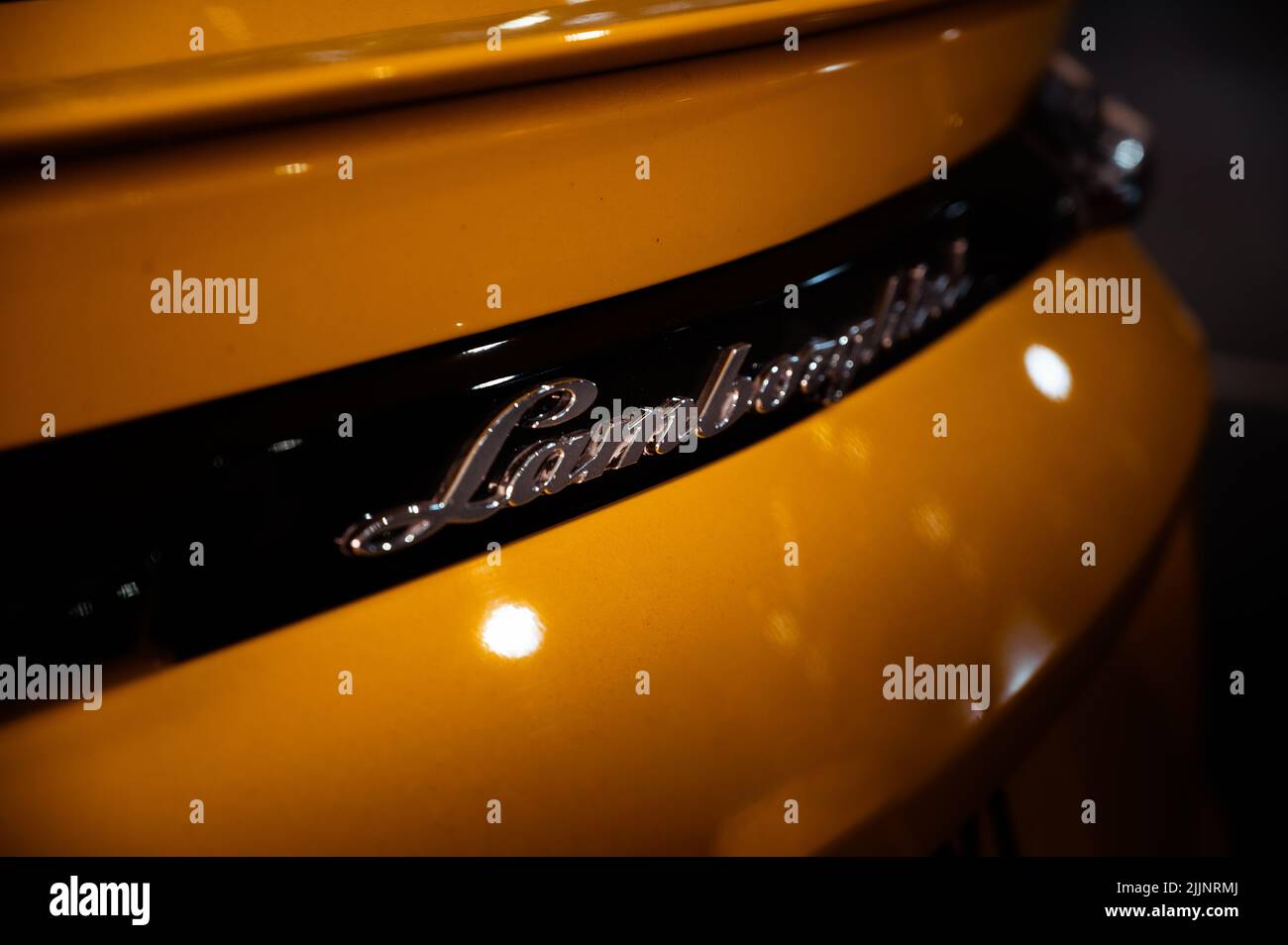 Primo piano del logo Lamborghini Urus sul retro di un'auto Foto Stock