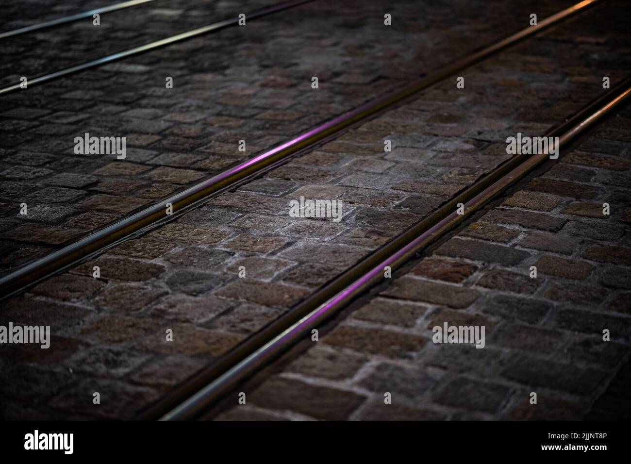 Le rotaie del tram sul terreno di pietra Foto Stock