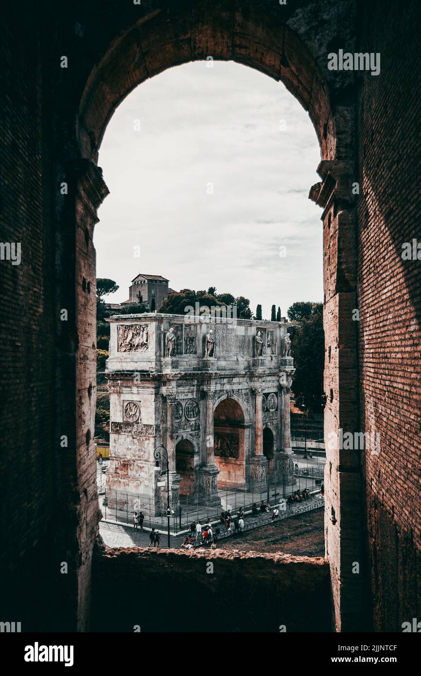 Una vista da un vecchio edificio sull'Arco di Costantino a Roma Foto Stock