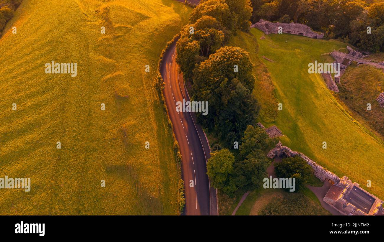 Una vista aerea di una strada nella campagna in Northumberland, Inghilterra, Regno Unito Foto Stock