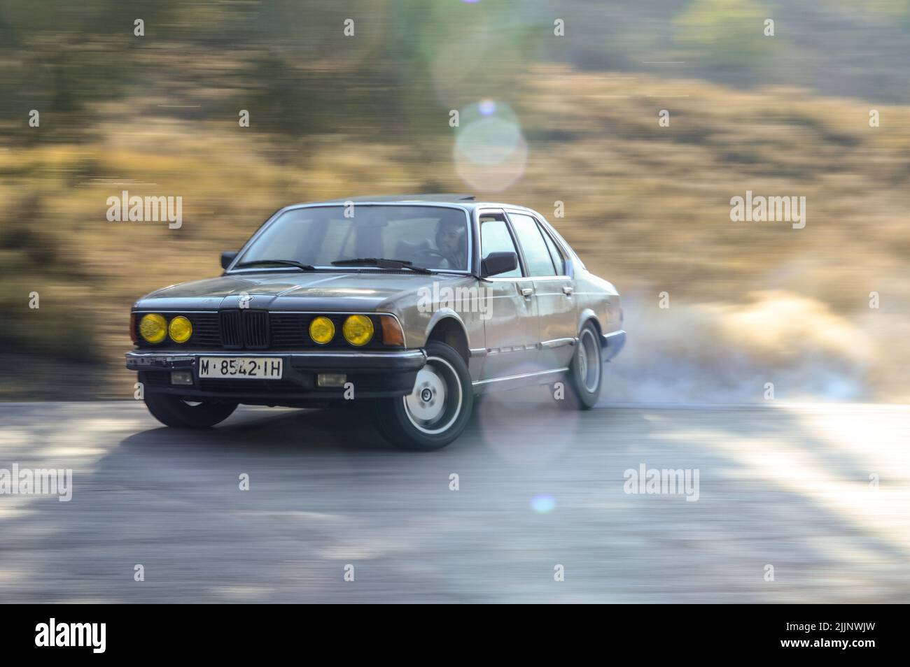 Vecchia BMW E23 che si deriva sul circuito asfaltato Foto Stock