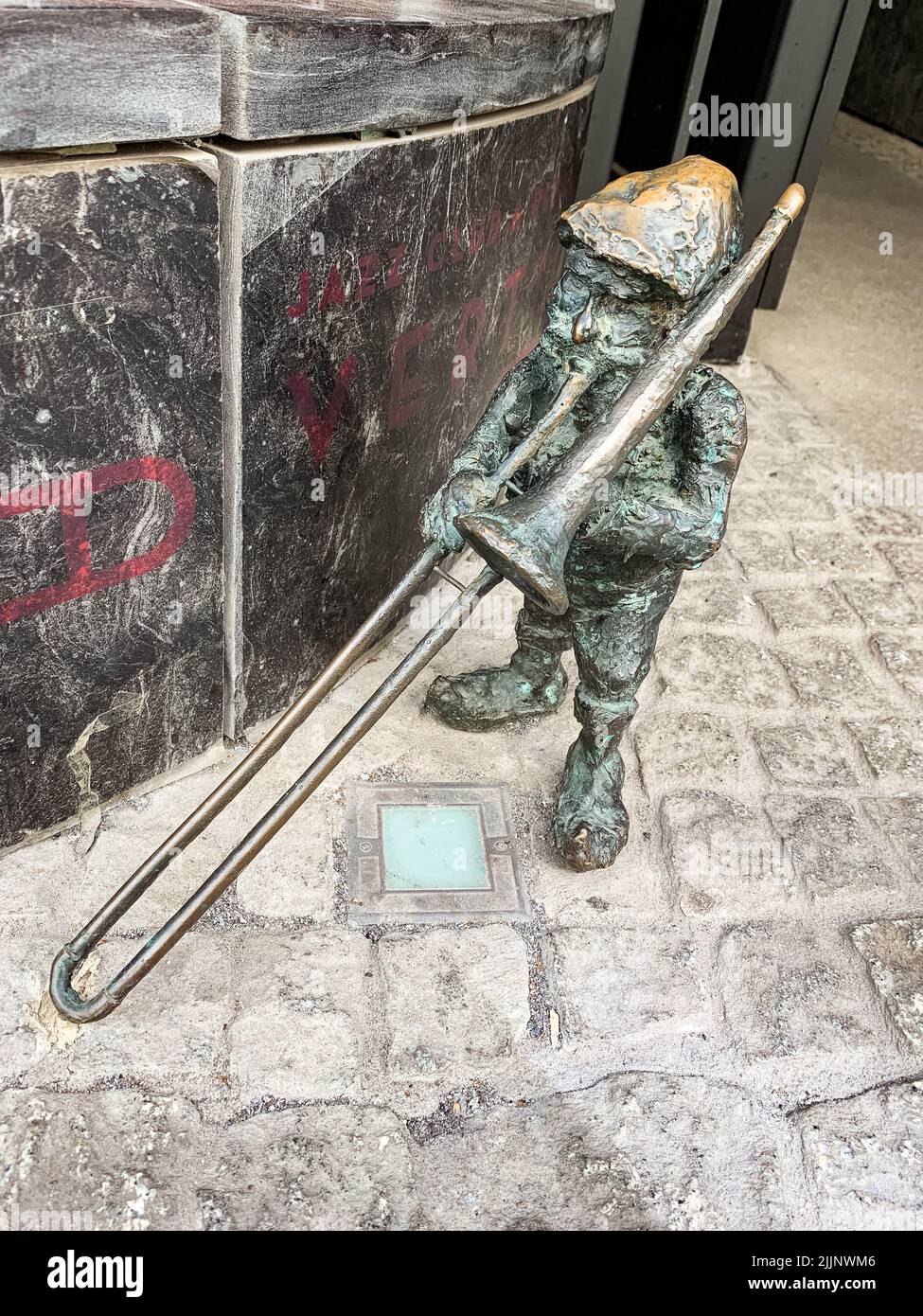 Una piccola scultura con un trombone nella via di Breslavia, in Polonia Foto Stock