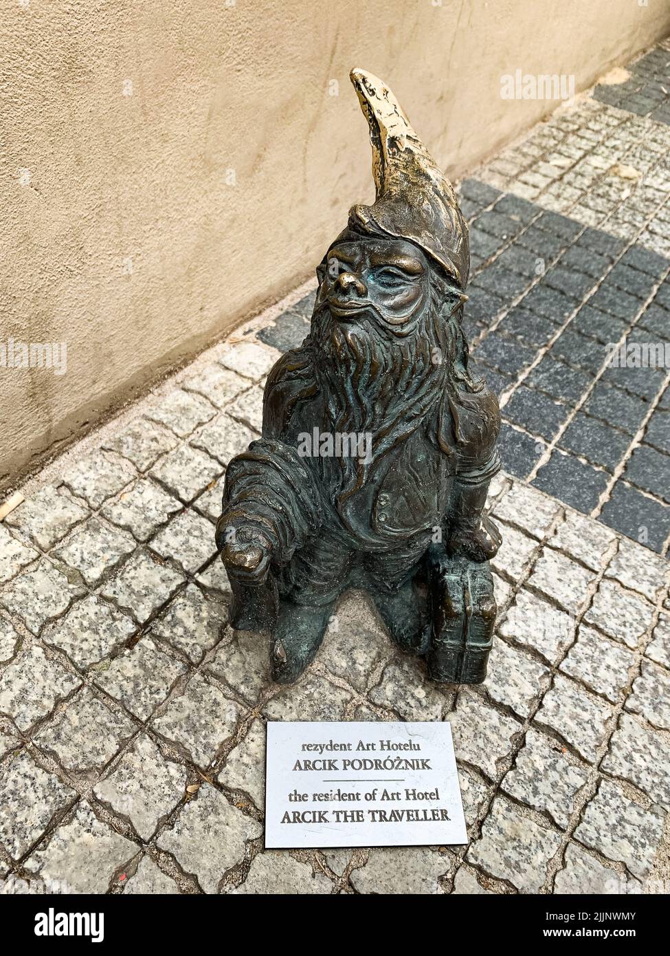 Una piccola scultura di uno gnome con un segno che il residente del thee art hotel a Breslavia, Polonia Foto Stock