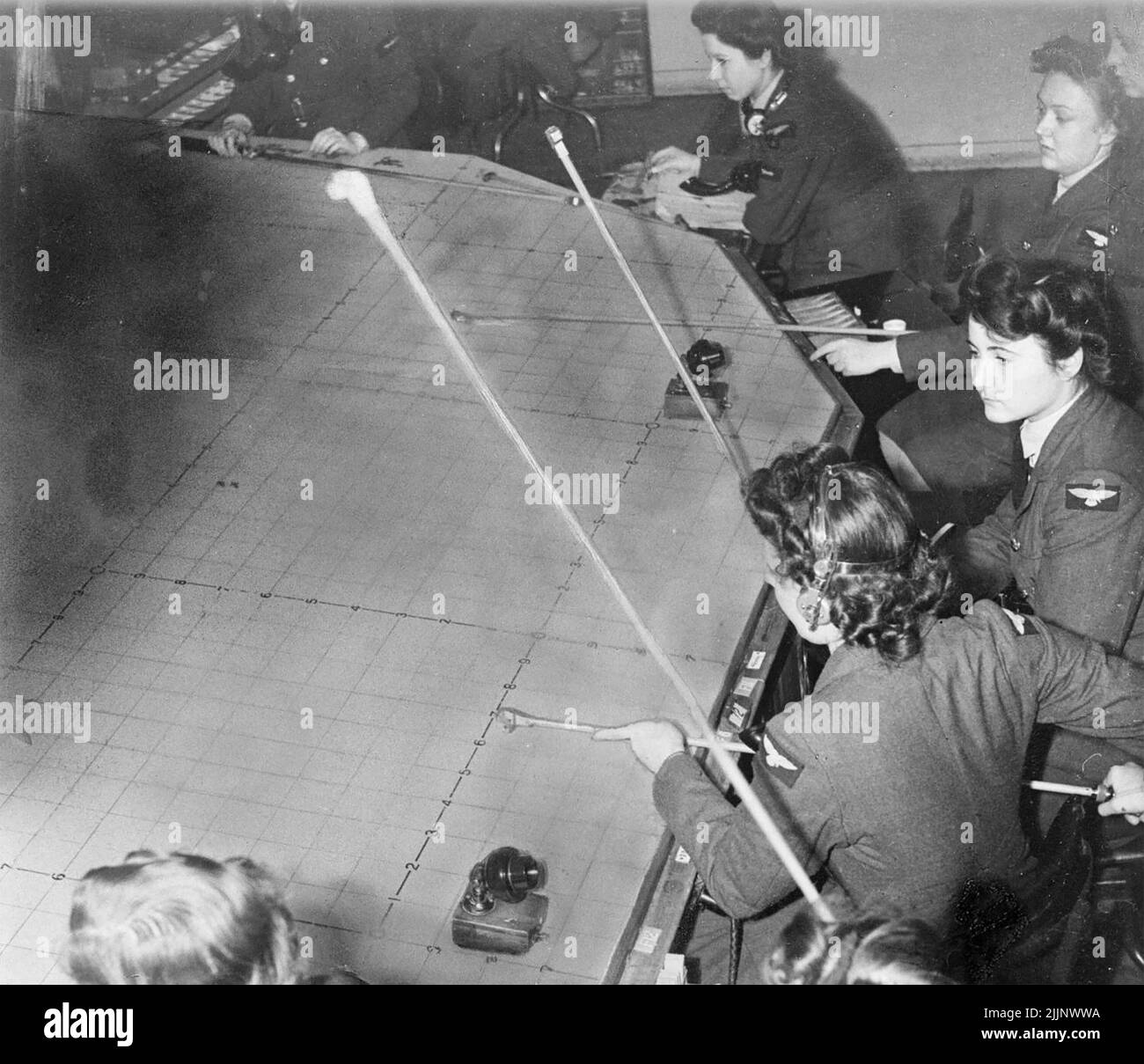 WAAFS in una scheda di plottaggio circa 1943 Foto Stock