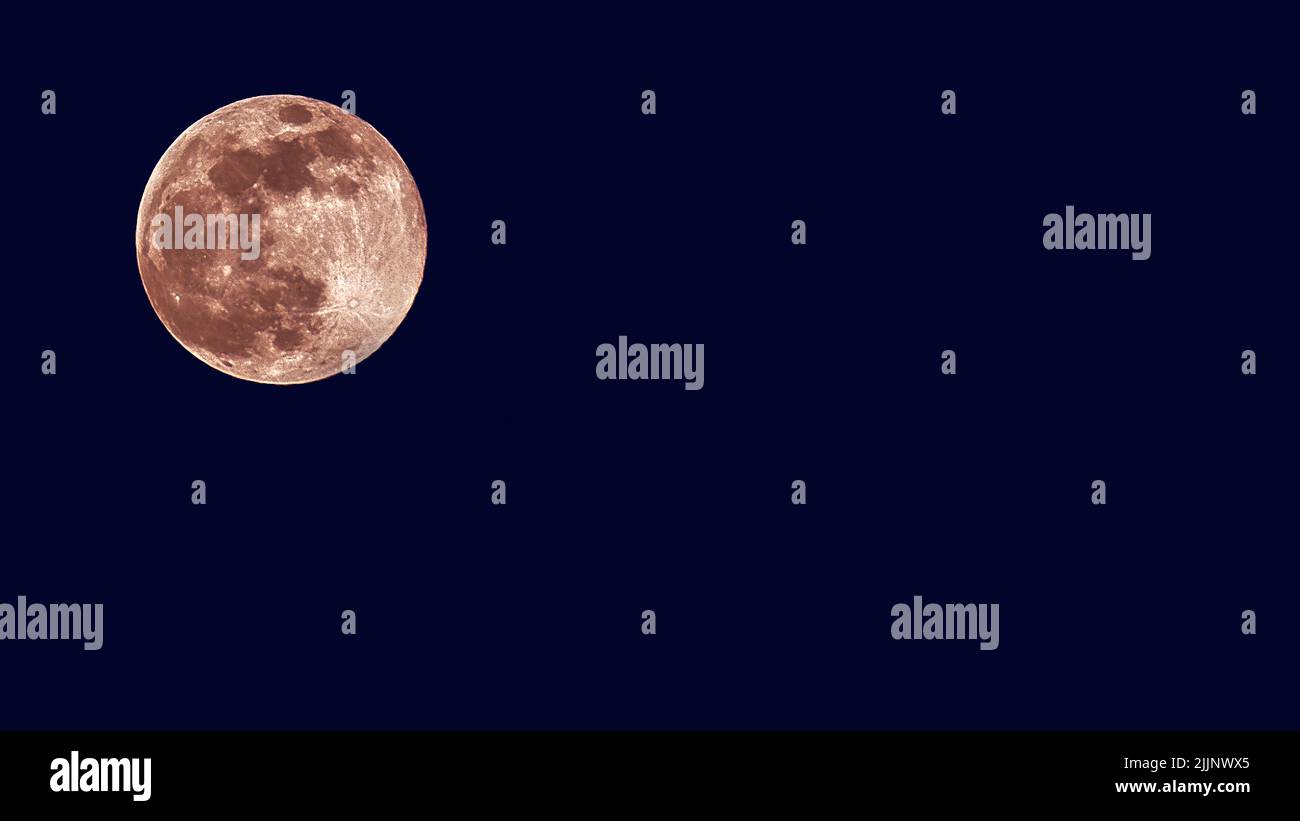 Una bella vista della luna piena isolato su sfondo blu Foto Stock