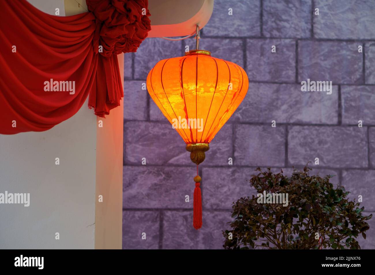 Una decorazione lanterna rossa di Capodanno cinese Foto Stock