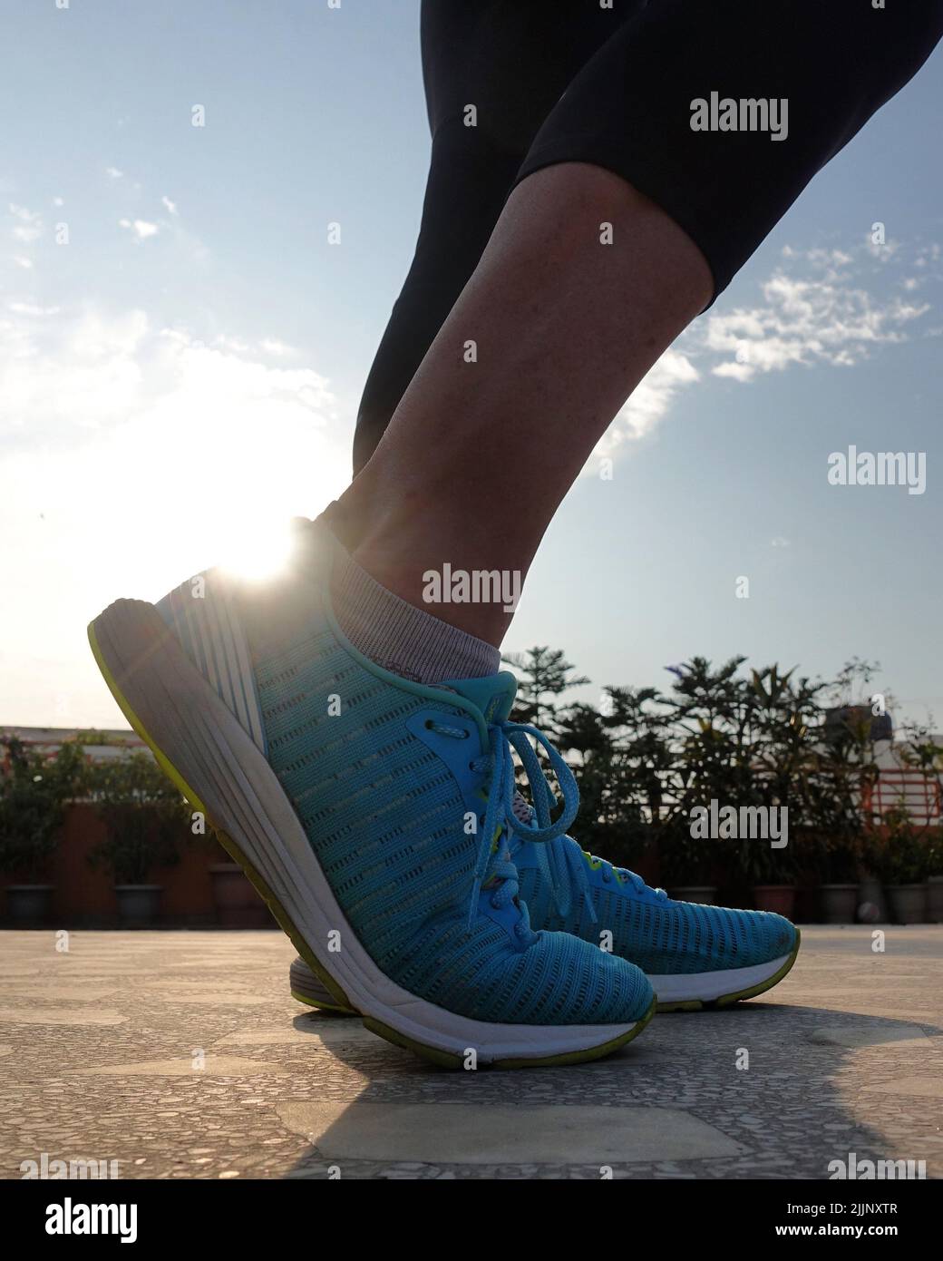 Primo piano di una donna in scarpe da running in piedi in strada, India Foto Stock